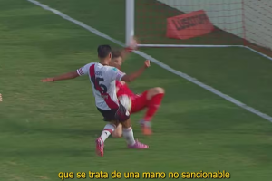 La Liga Profesional dio a conocer el audio del VAR sobre la polémica mano del partido entre Barracas y River